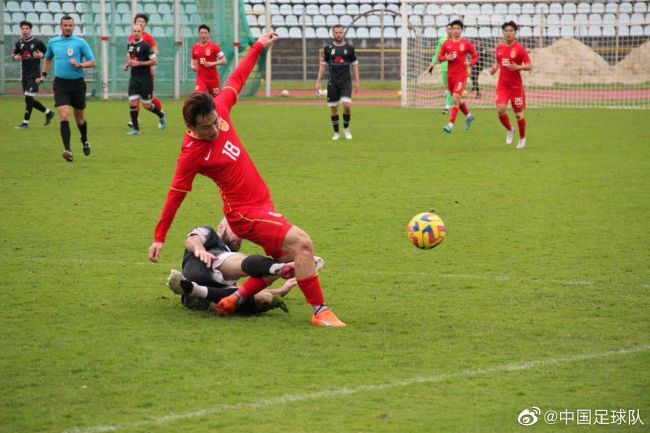 杨帆凝视冰面的特写镜头和内心视角都刻画得非常棒